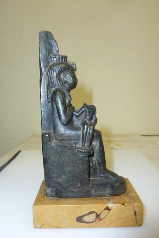 figurine d'Isis allaitant, image 4/8