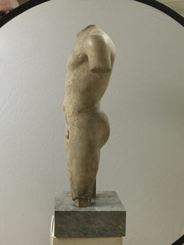 statue ; fragment, image 2/2