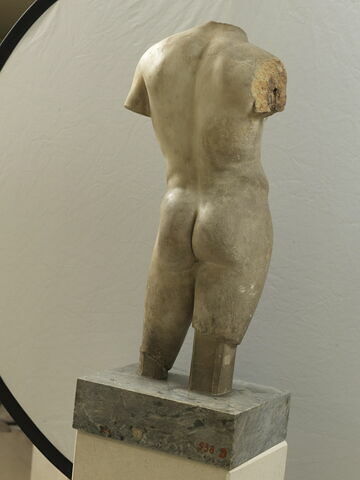 statue ; fragment