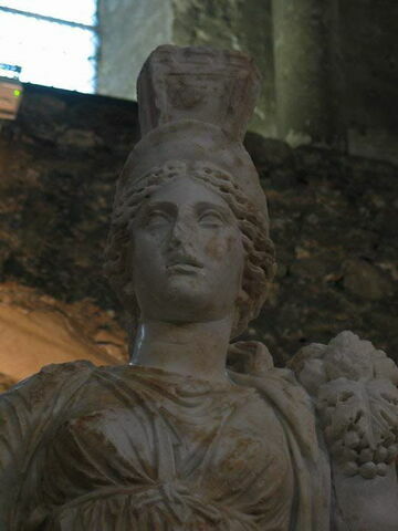 statue, image 3/3