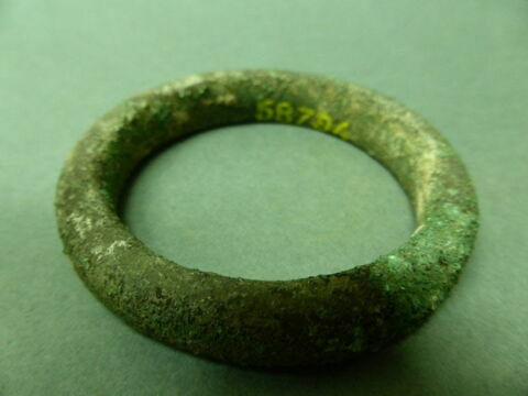 bracelet  ; outil  ; bijou  ; anneau
