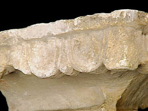 relief ; fragment, image 2/2