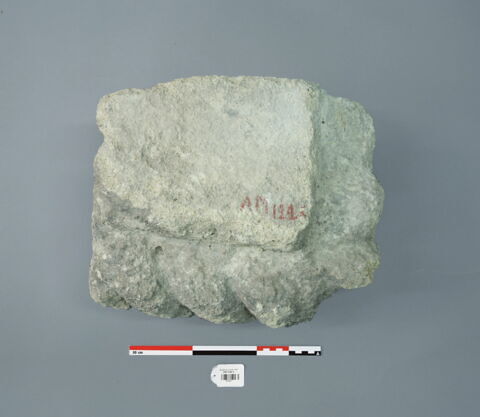 relief ; fragment, image 2/2