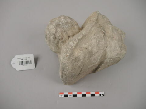 statue ; fragment, image 2/2