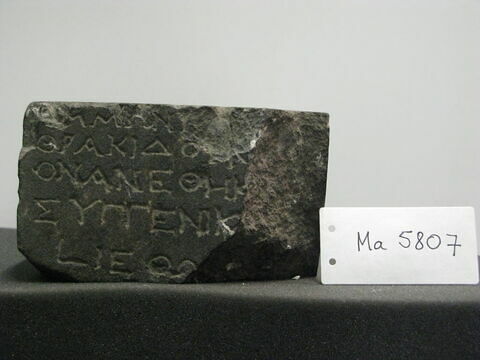 support ; statuette ; inscription