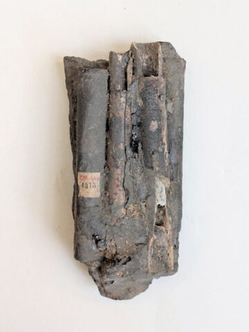 étui à kohol  ; fragments ; spatule  ; lissoir