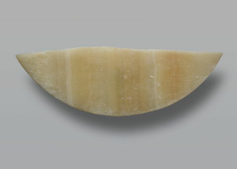 table d'offrandes en plateau circulaire  ; couvercle de vase, image 3/4
