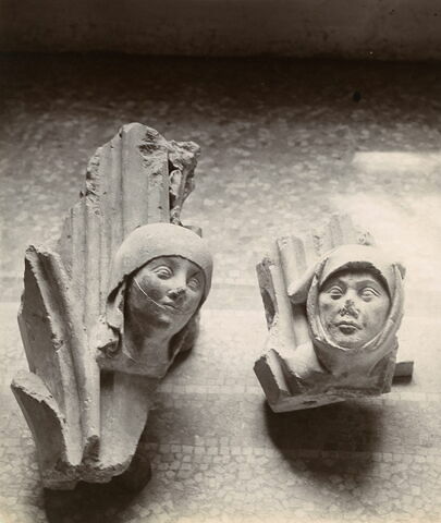 Deux retombées d'arcade décorées chacune d'une tête, image 1/1