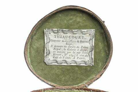 Gobelet de forme tulipe taillé et gravé, avec étui, image 3/3