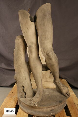 statue