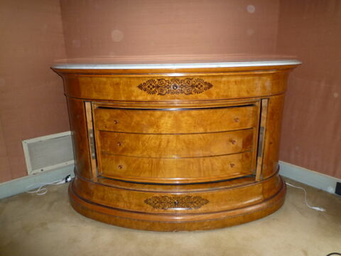 Commode de forme demi-lune, d'une chambre à coucher, image 2/2