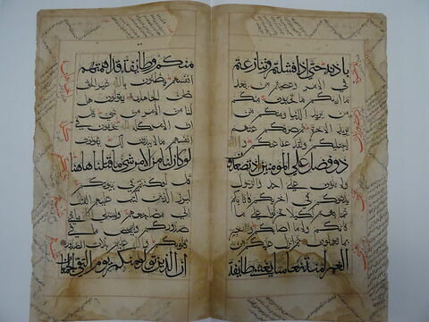 Double page d'un coran : Sourate 3 (La famille de ʿimrān, āl ʿimrān), versets 152 (fin) à 155, image 1/3