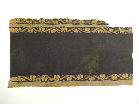 bande décorative d'habillement ; fragment, image 2/2