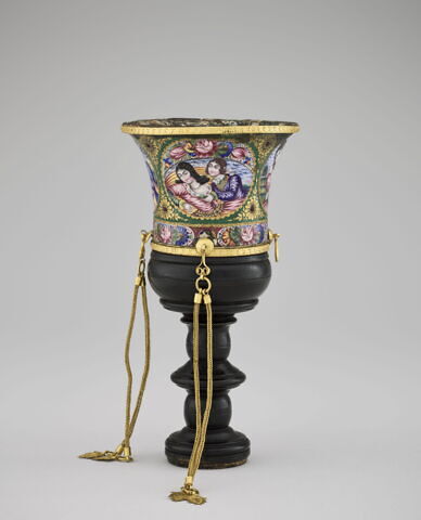 Haut de qalyan à décor de couples européens (avec support), image 4/4