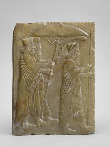 Bas-relief qadjar de style néo-achéménide, représentant un roi sous un parasol en costume perse antique suivi de deux intendants
