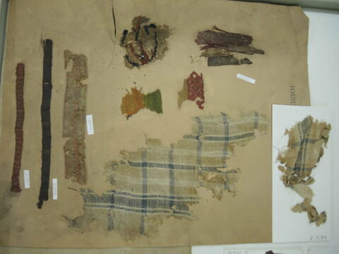 tissu ; décor de textile ; bande décorative d'habillement ; fragments, image 2/2