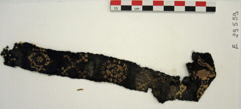 bande décorative d'habillement ; fragment, image 2/2