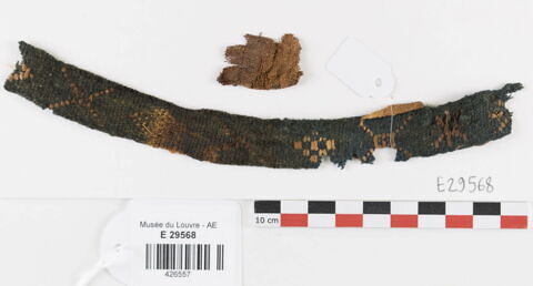 bande décorative d'habillement ; fragment