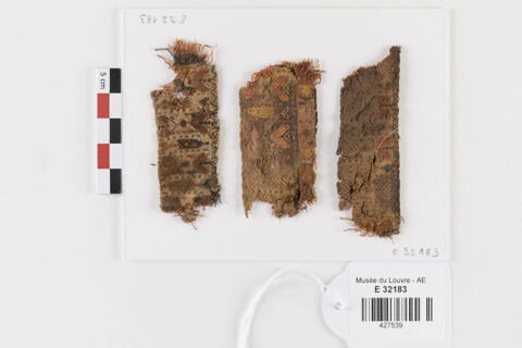 bande décorative d'habillement ; fragments