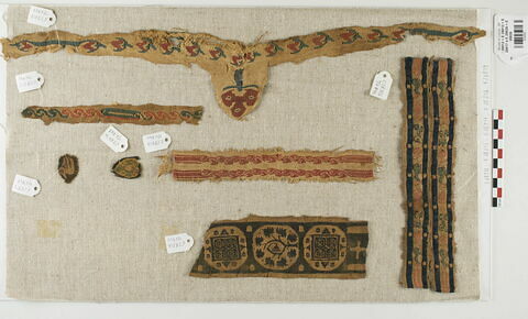 bande décorative d'habillement ; décor de textile ; fragments