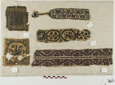 bande décorative d'habillement ; tabula ; fragments, image 1/1