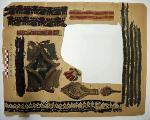 bande décorative d'habillement ; décor de textile ; fragment, image 2/2