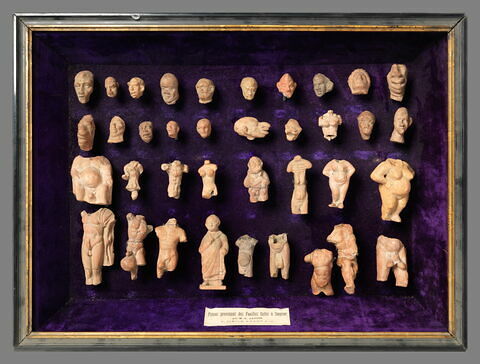 Tableau présentant un ensemble de 37 figurines en plâtre, image 1/1