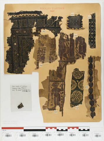 tabula ; bande décorative d'habillement ; fragments
