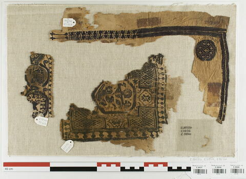 tabula ; orbiculus ; bande décorative d'habillement ; fragments, image 1/2