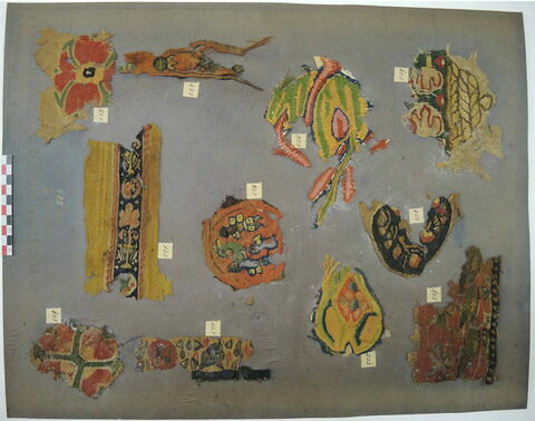 bande décorative d'habillement ; décor de textile ; fragment, image 2/2