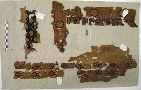 bande décorative d'habillement ; fragments, image 2/2