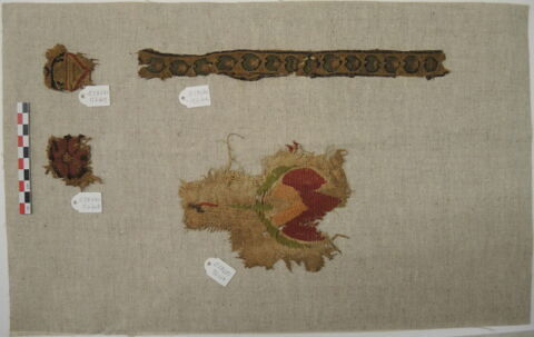 bande décorative d'habillement ; décor de textile ; fragment, image 2/2