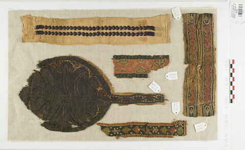 bande de poignet ; bande décorative d'habillement ; décor de textile ; fragment