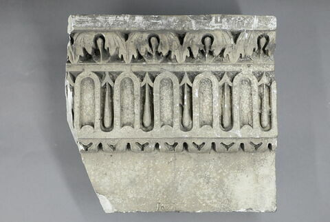 chapiteau de pilastre, fragment ; bas-relief