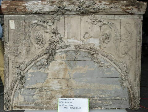 dessus de porte, fragment ; bas-relief, image 1/1