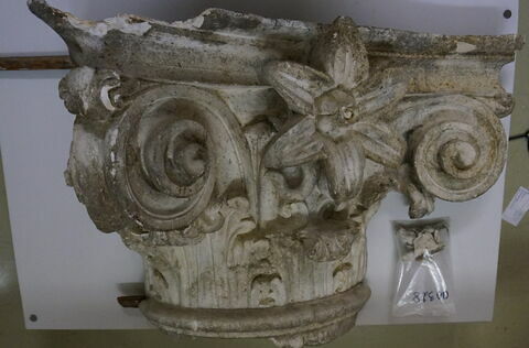 chapiteau de pilastre ; haut-relief, image 1/1