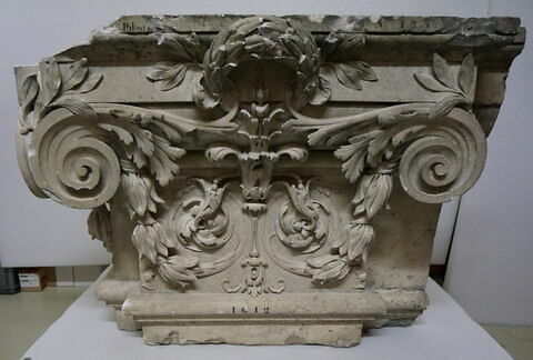 chapiteau de pilastre ; haut-relief ; pilastre, fragment