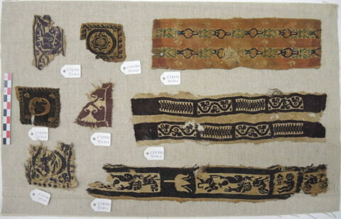 bande décorative d'habillement ; bande de poignet ; tabula ; fragments, image 2/2