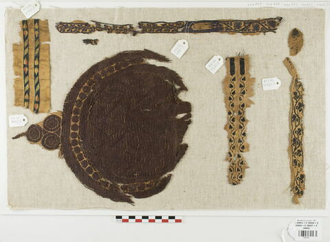 bande décorative d'habillement ; décor de textile ; fragments, image 1/2
