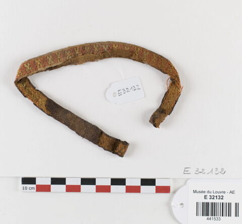 bande décorative d'habillement ; fragment