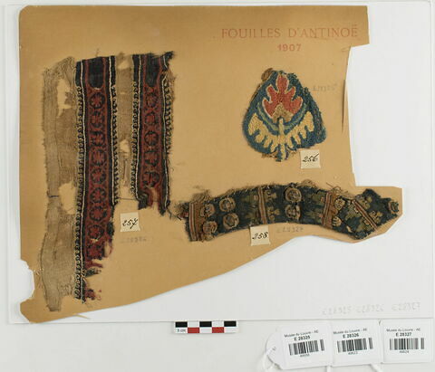 décor de textile ; bande de poignet ; bande d'encolure ; fragment, image 1/1