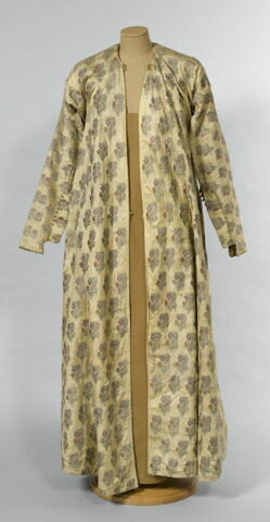 Robe ottomane masculine à semis de fleurs dans un vase