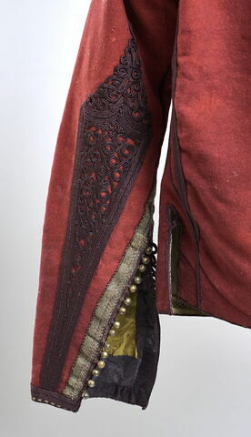 Veste orientale en drap de laine rouge à décor de passementerie, image 2/3