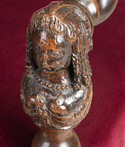 Fauteuil à décor de têtes de femmes, image 3/9