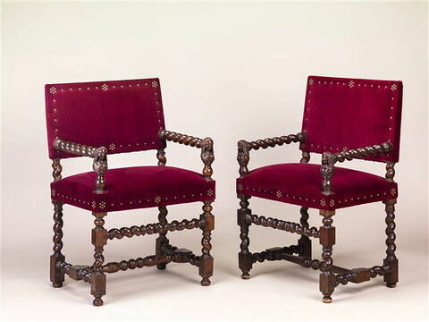 Fauteuil à décor de têtes de femmes