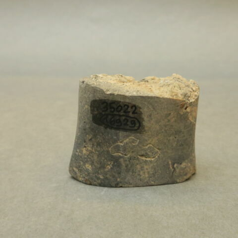 figurine, fragment, image 2/2