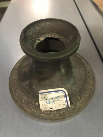 Socle rond décoré à sa base, image 2/2