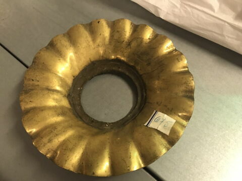 Fragment en bronze doré provenant peut-être d'une torchère, image 2/3
