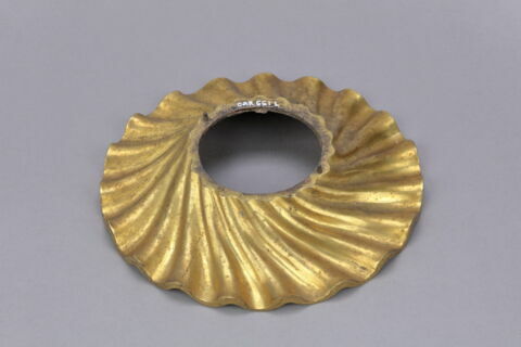 Fragment en bronze doré provenant peut-être d'une torchère, image 3/3