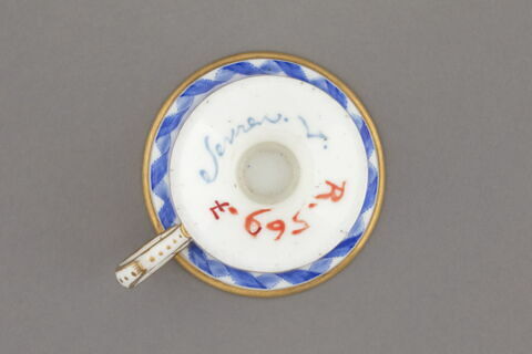 Petit pot à anse d'un ensemble de six sur un plateau circulaire, d'une paire (R 568), d'un service de table (R 550 à 675), image 2/16